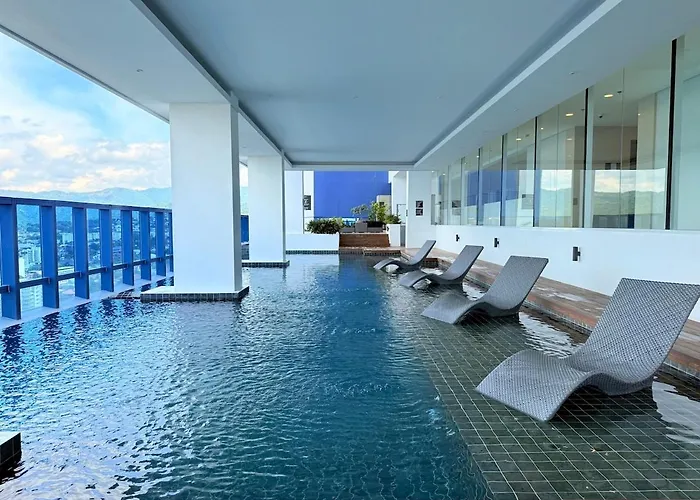 38 Park With King Bed, Pool, Gym & Netflix