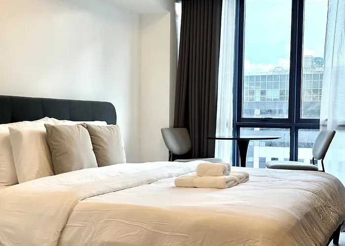 38 Park With King Bed, Pool, Gym & Netflix *